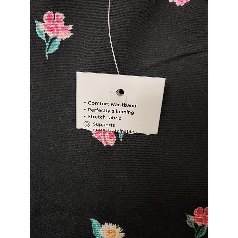 Croft Barrow Effortless Stretch Bermuda Shorts Womens 10 Petite Black Floral NEW - Picture 4 of 10